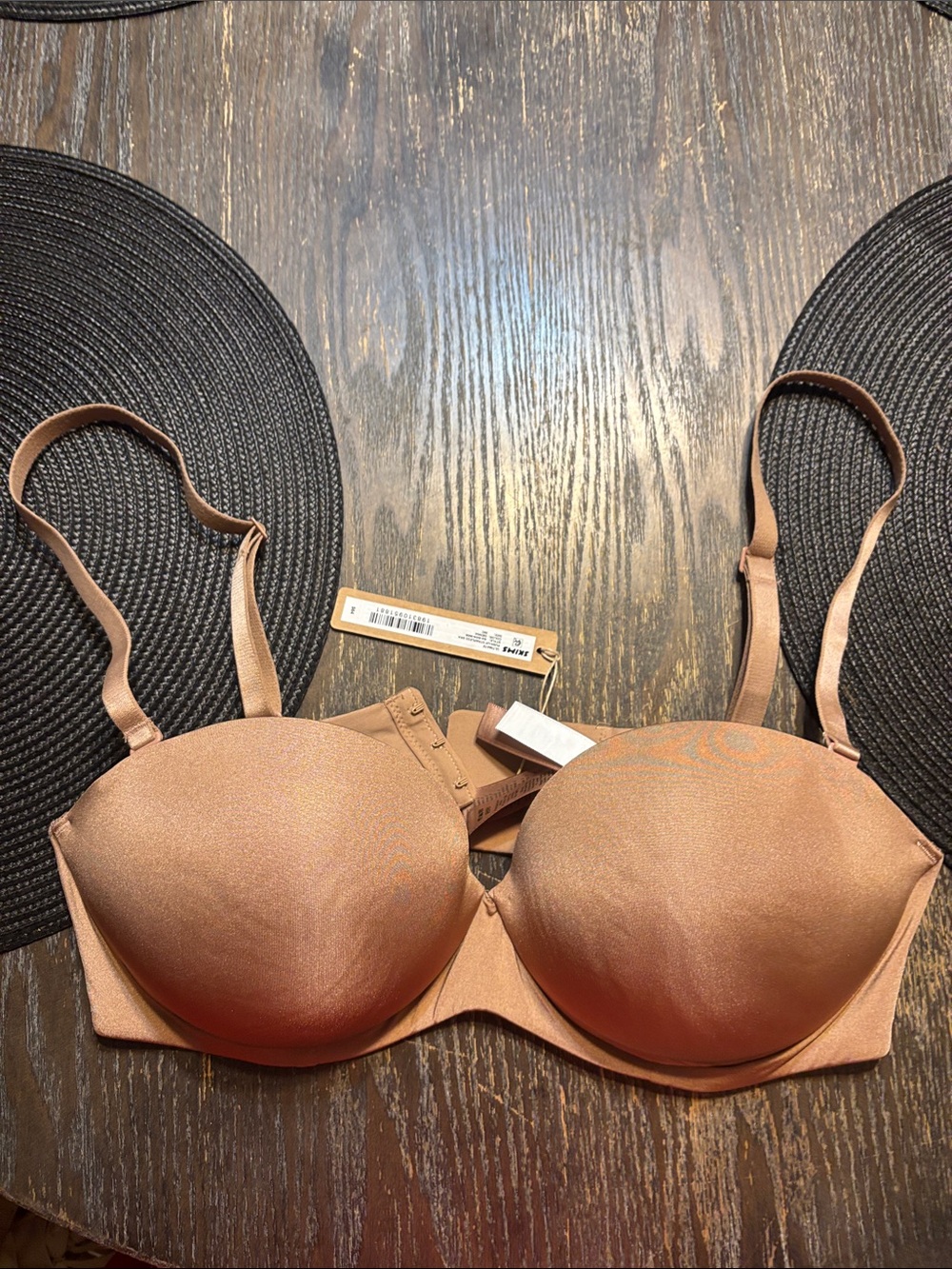 SKIMS ultimate push up strapless sienna 36C Bra NWT creases in pads